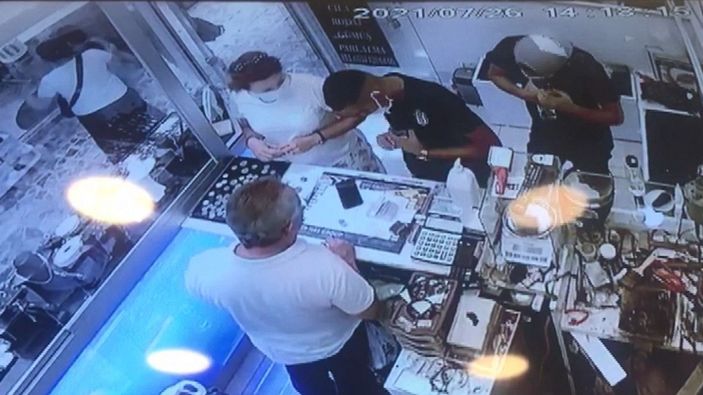 Şişli'de yüzük satma bahanesiyle oyalayıp telefonunu çaldılar -1