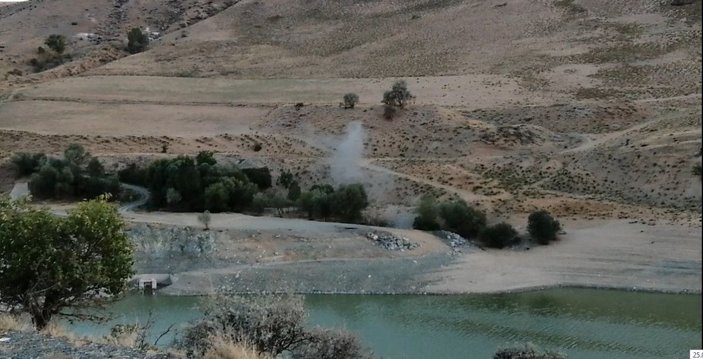 Barajda, suyun çekildiği bölgede el bombası bulundu -4