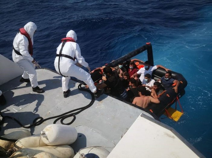 Yunanlıların Türk karasularına bıraktığı 32 göçmen kurtarıldı -2