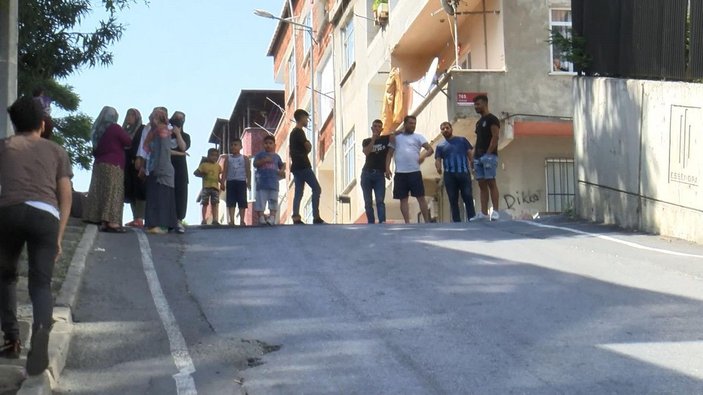Gaziosmanpaşa'da çekicinin altında kalan kadını mahalleli ve itfaiye kurtardı -5