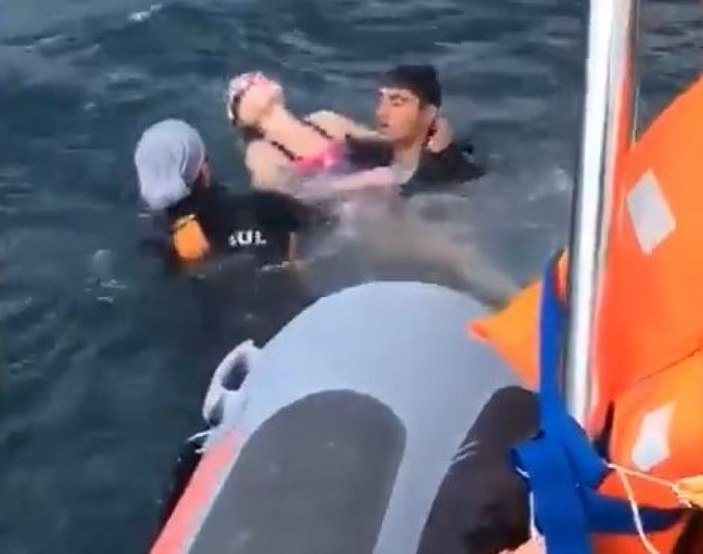 (Özel) Denizde fenalık geçiren Rus yüzücüyü itfaiye kurtardı -1