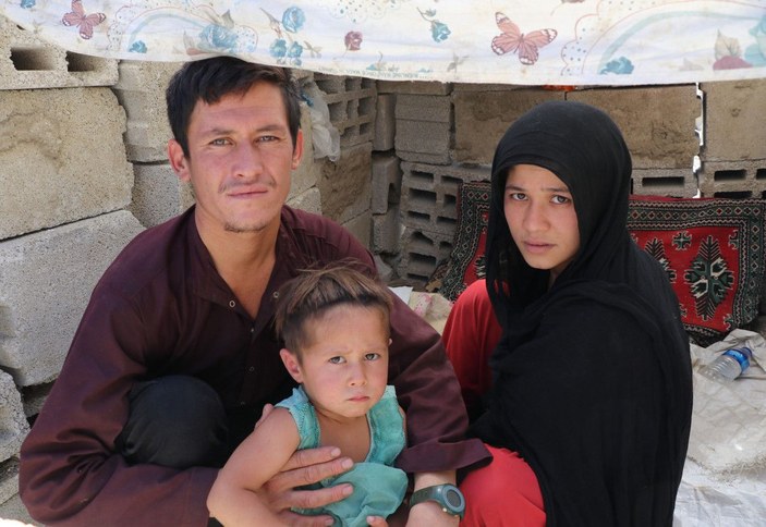 Eşi ve 3 yaşındaki çocuğuyla yaptığı 40 günlük umut yolculuğunu DHA'ya anlattı -7