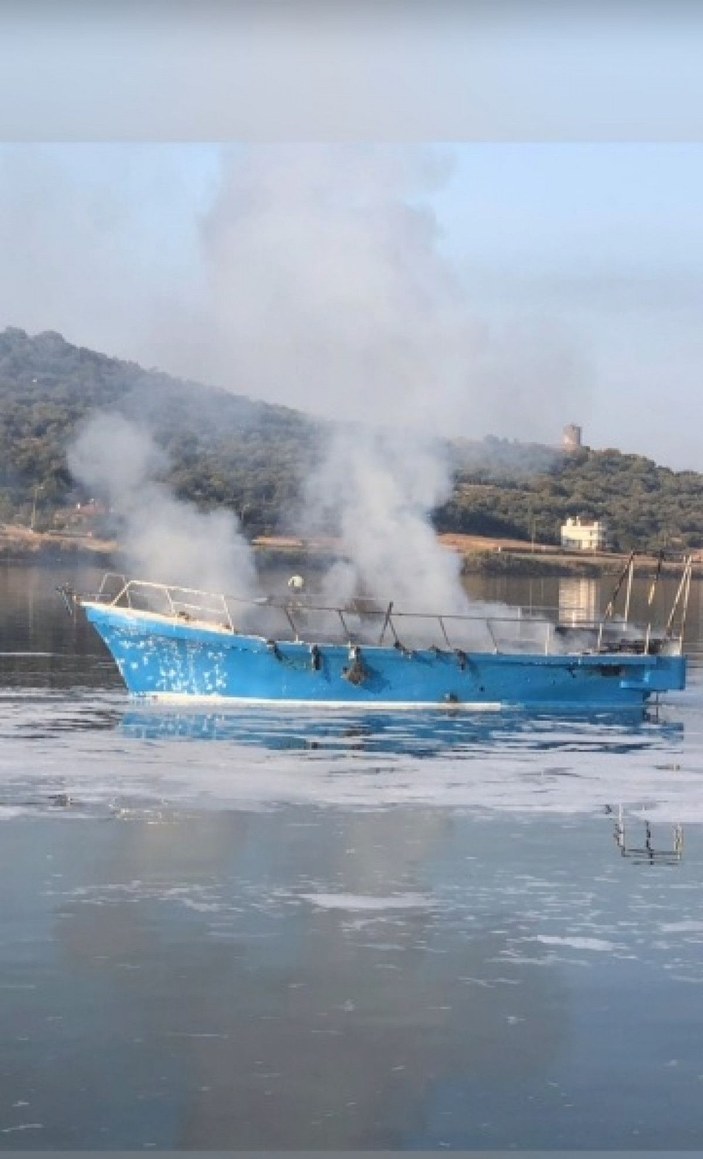 Ayvalık'ta tekne yandı -2