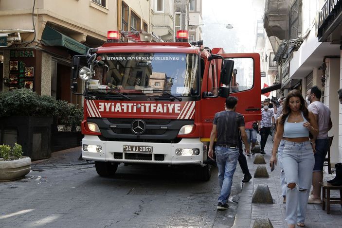 Beyoğlu'nda dar sokaklar ve uygunsuz parklar nedeniyle yangına gecikmeli müdahale  -2