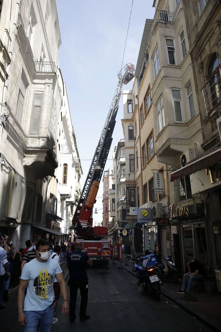 Beyoğlu'nda dar sokaklar ve uygunsuz parklar nedeniyle yangına gecikmeli müdahale  -3