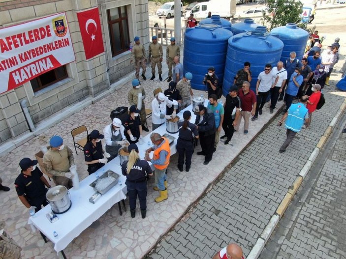 Jandarma ekipleri, selde hayatını kaybedenler için helva dağıttı -2