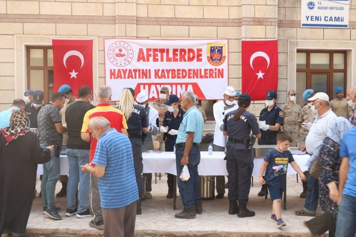 Jandarma ekipleri, selde hayatını kaybedenler için helva dağıttı -4