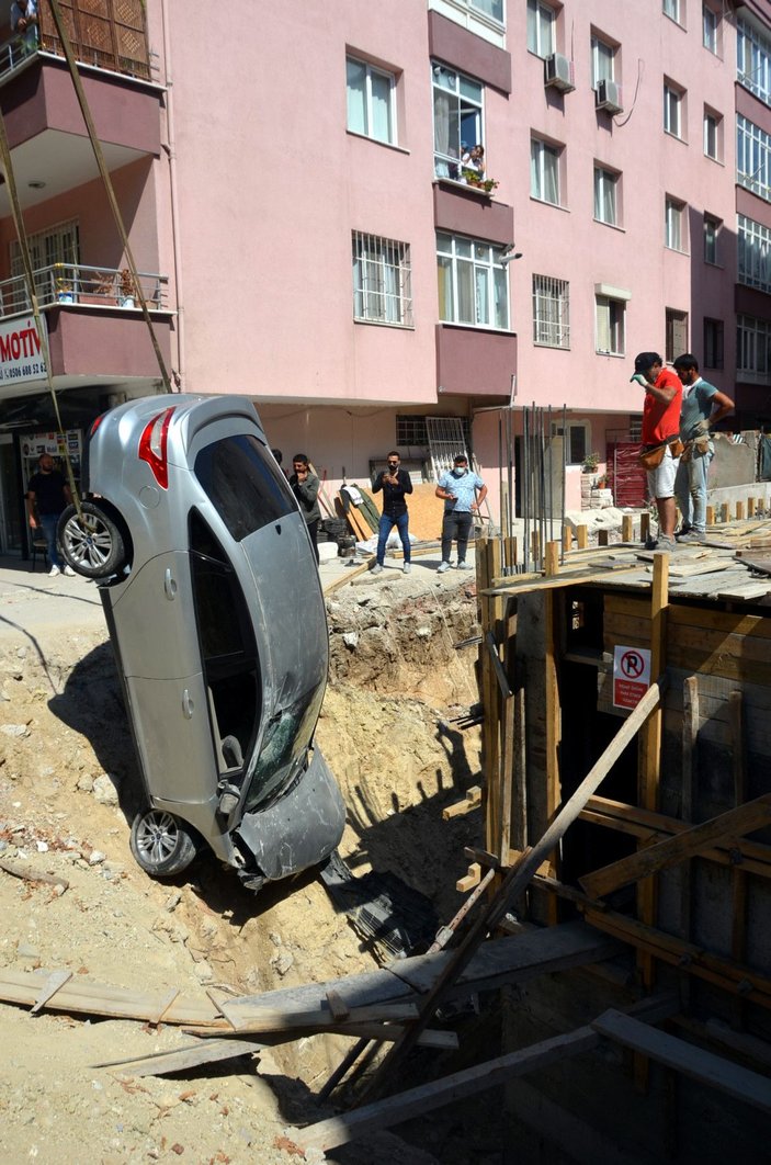 Avcılar'da otomobil, 6 metrelik inşaat çukuruna uçtu -7