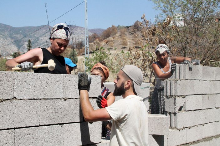 Manavgat'ta eline hiç mala almamış gönüllüler, duvar örüp inşaat yapıyor -1