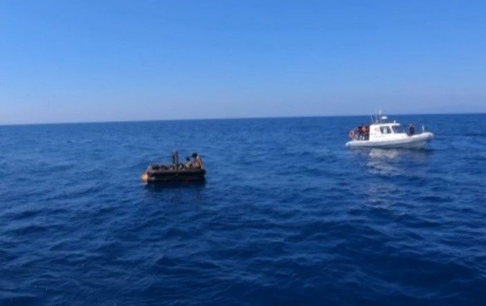 İzmir açıklarında 13 düzensiz göçmen kurtarıldı -1