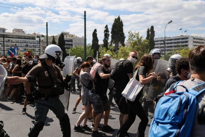 Atina’da polisten öğrenciye tekmeli müdahale -3