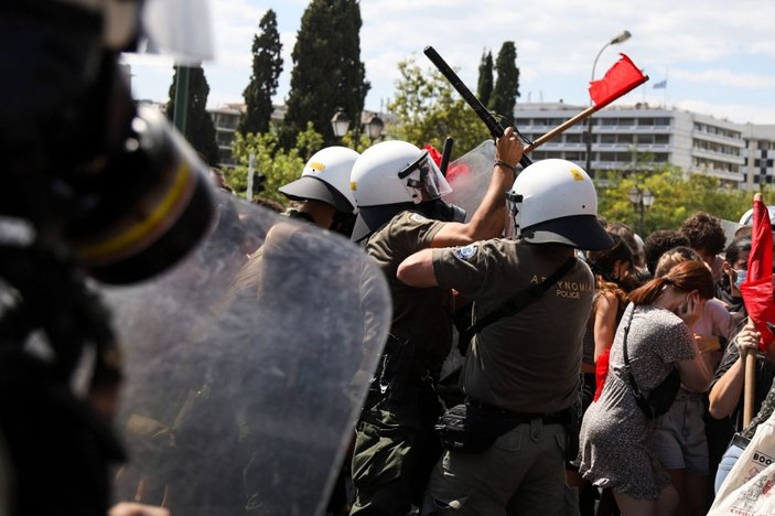 Atina’da polisten öğrenciye tekmeli müdahale -2