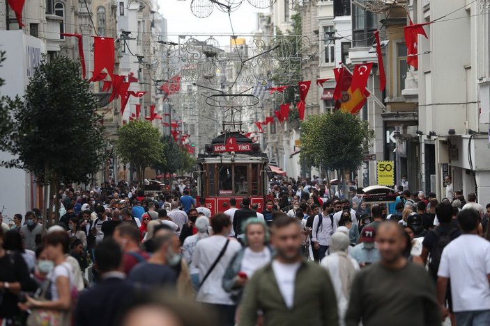 Fotoğraflar// Taksim'de yoğun maskesiz kalabalık -1