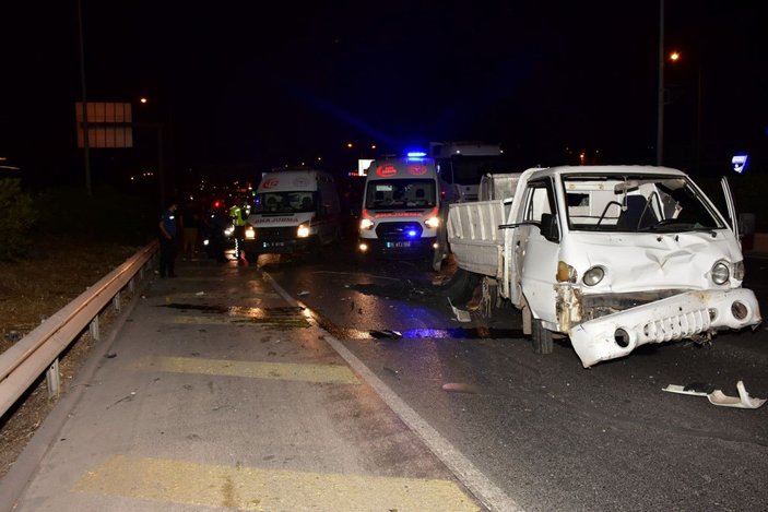 İzmir'de yakıtı biten kamtoneti ittikleri sırada tanker çarptı