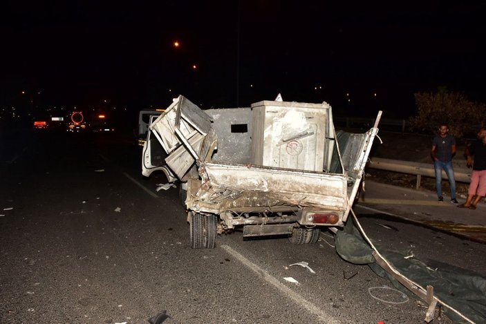 İzmir'de yakıtı biten kamtoneti ittikleri sırada tanker çarptı