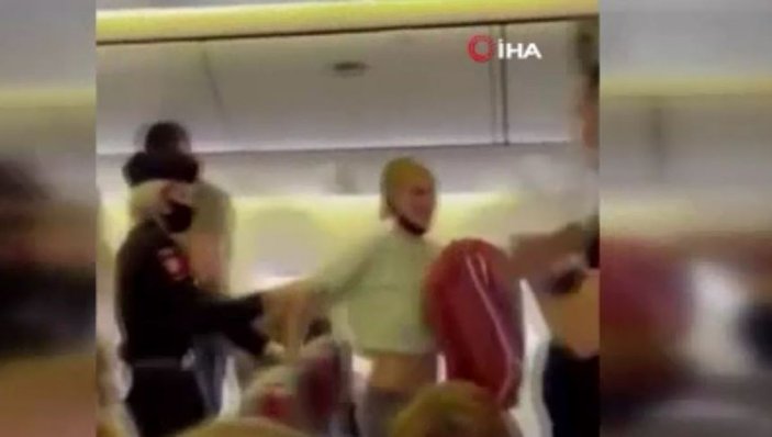 Moskova - Antalya uçağında maskesiz yolcunun gözaltına alınması alkışlandı -1