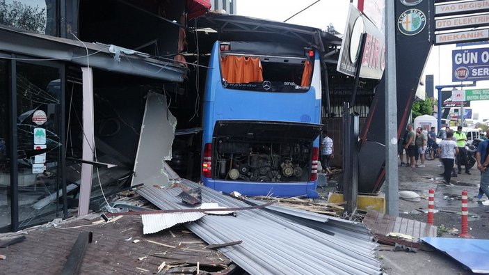 Antalya'da yolcu otobüsü otomobile ve 2 iş yerine çarptı