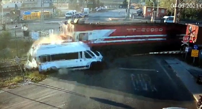Trenin çarpmasıyla 7 kişinin öldüğü minibüsün şoförü: Bariyerlere çarpmamak için geçtim -8