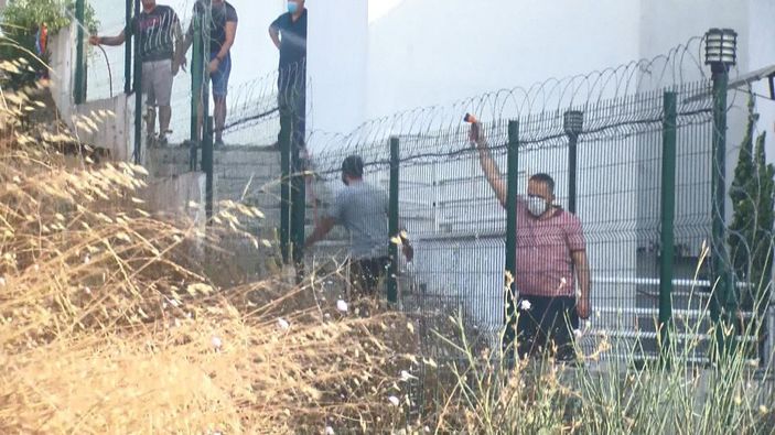 Büyükçekmece'de otluk alandaki yangın yerleşim alanlarına yaklaşınca panik yarattı -7