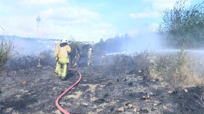Büyükçekmece'de otluk alandaki yangın yerleşim alanlarına yaklaşınca panik yarattı -5