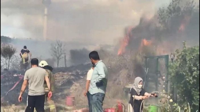 Büyükçekmece'de otluk alandaki yangın yerleşim alanlarına yaklaşınca panik yarattı -1
