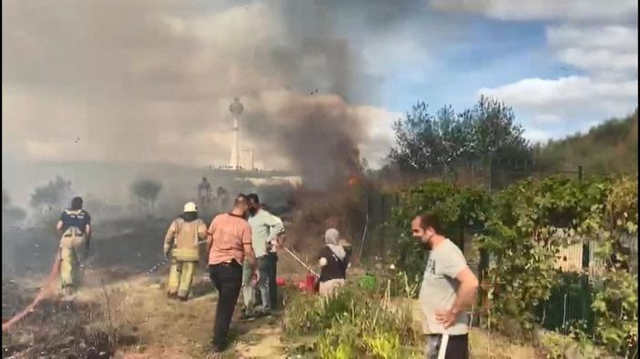 Büyükçekmece'de otluk alandaki yangın yerleşim alanlarına yaklaşınca panik yarattı -3