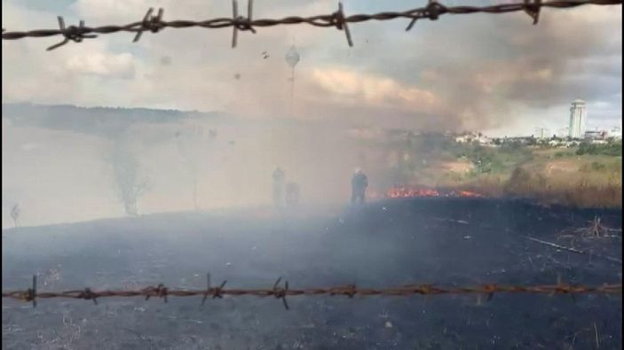 Büyükçekmece'de otluk alandaki yangın yerleşim alanlarına yaklaşınca panik yarattı -4