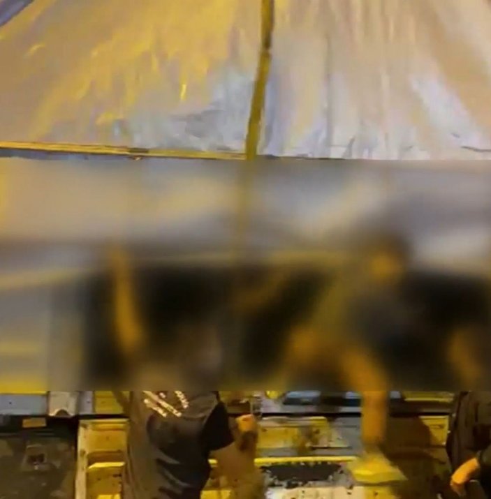 TEM’de durdurulan tırın dorsesinde 112 kaçak göçmen yakalandı