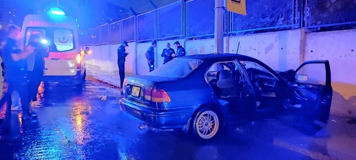 i Esenler’de otomobil, istinat duvarı ile elektrik direğine çarptı: 1’i ağır 3 yaralı