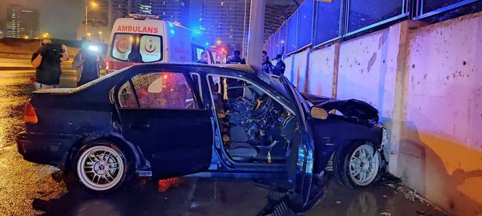 i Esenler’de otomobil, istinat duvarı ile elektrik direğine çarptı: 1’i ağır 3 yaralı