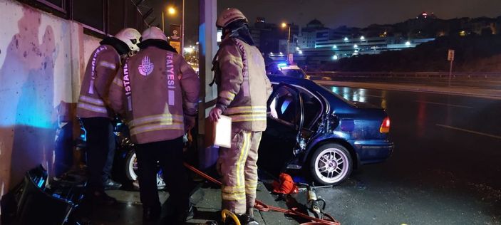 i Esenler’de otomobil, istinat duvarı ile elektrik direğine çarptı: 1’i ağır 3 yaralı