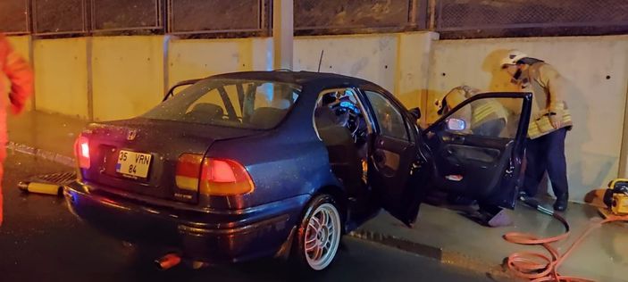 i Esenler’de otomobil, istinat duvarı ile elektrik direğine çarptı: 1’i ağır 3 yaralı