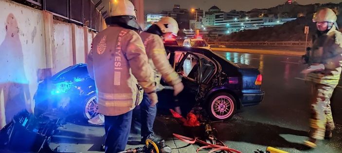 i Esenler’de otomobil, istinat duvarı ile elektrik direğine çarptı: 1’i ağır 3 yaralı