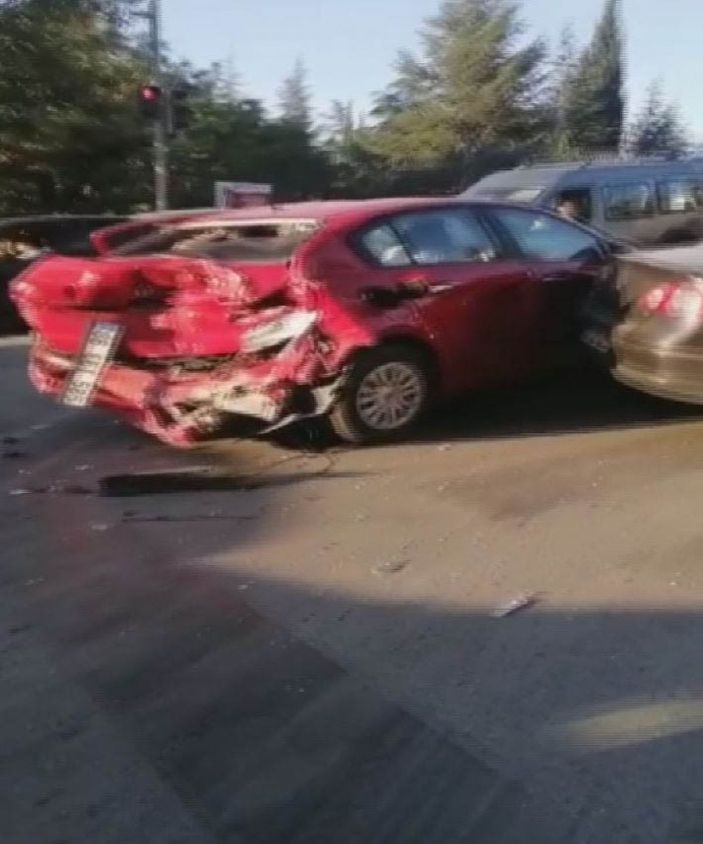 Yokuş aşağı freni boşalan kamyon park halindeki 5 aracı biçti -3