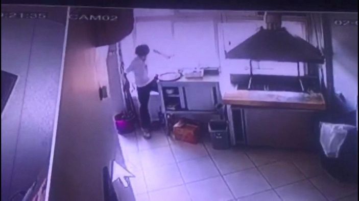 Hırsız, önce kolasını içti sonra bilgisayarı çaldı -8