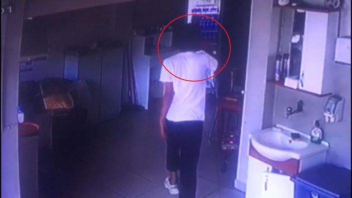 Hırsız, önce kolasını içti sonra bilgisayarı çaldı -10