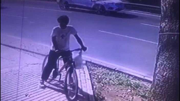 Hırsız, önce kolasını içti sonra bilgisayarı çaldı -7