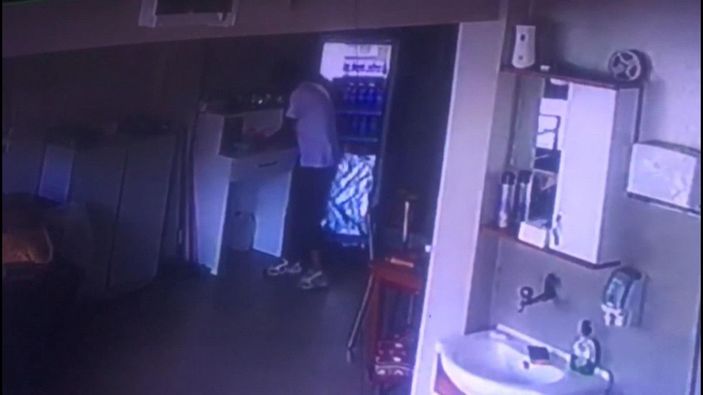 Hırsız, önce kolasını içti sonra bilgisayarı çaldı -9