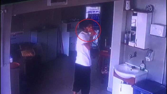 Hırsız, önce kolasını içti sonra bilgisayarı çaldı -1