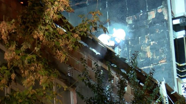 d Esenyurt'ta düğünde atılan havai fişekler, bir evin çatısını yaktı