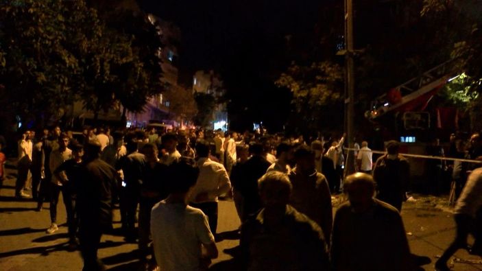 d Esenyurt'ta düğünde atılan havai fişekler, bir evin çatısını yaktı