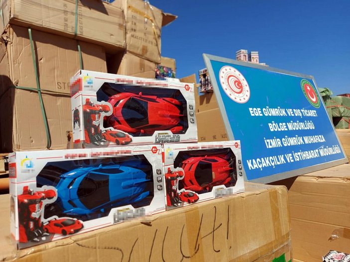 İzmir'de gümrük kaçağı 10 bin 330 oyuncak ele geçirildi -4