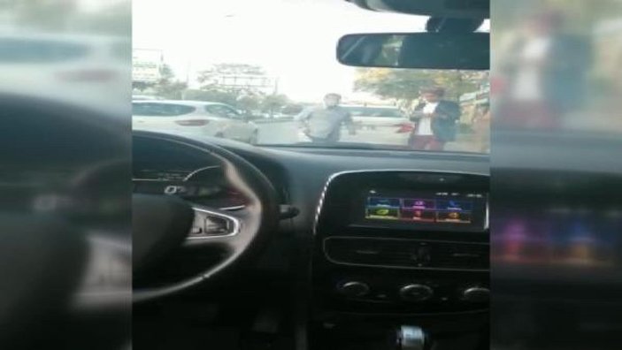 Kağıthane'de yol tartışması: 2 yaşındaki çocuğun bulunduğu otomobilin camını taşladı