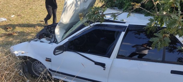 Sürücü emniyet kemeri takarken otomobil ağaca çarptı: 2 yaralı -5