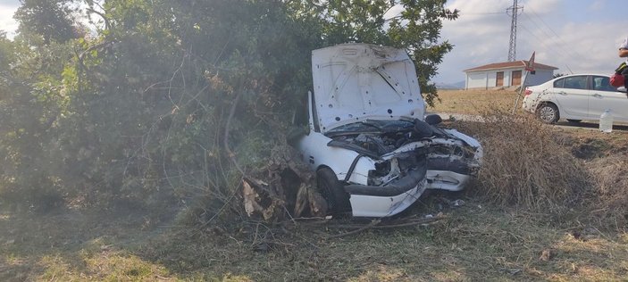 Sürücü emniyet kemeri takarken otomobil ağaca çarptı: 2 yaralı -2