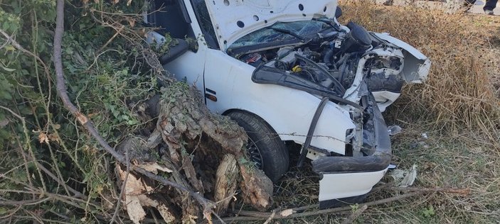 Sürücü emniyet kemeri takarken otomobil ağaca çarptı: 2 yaralı -1