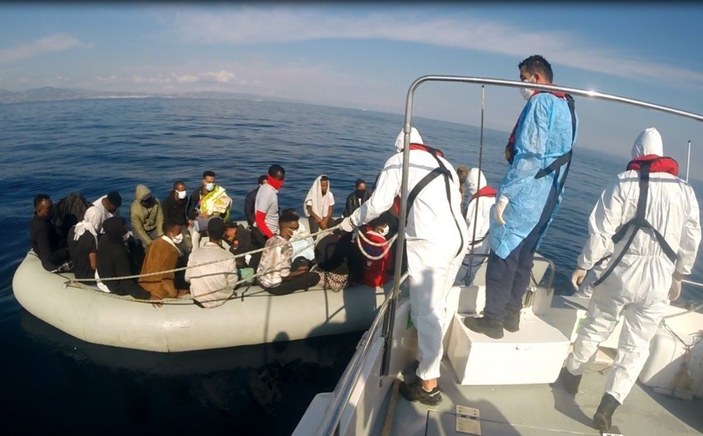 İzmir açıklarında 184 düzensiz göçmen kurtarıldı -4