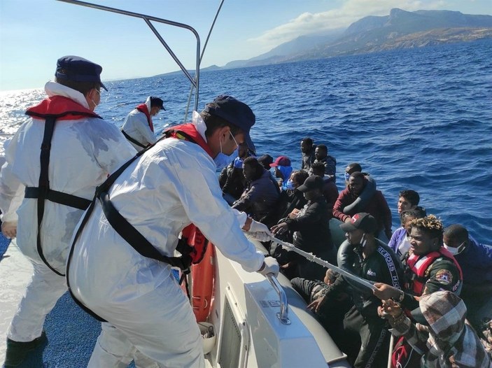 İzmir açıklarında 184 düzensiz göçmen kurtarıldı -5
