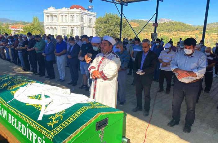 Merve, tabutunun üzerine en sevdiği elbisesi koyularak son yolculuğuna uğurlandı -1