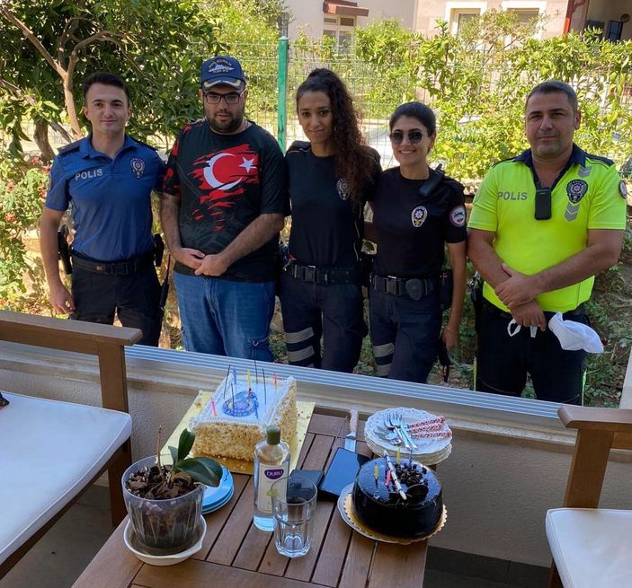 Polisten engelli gence pastalı doğum günü sürprizi -1
